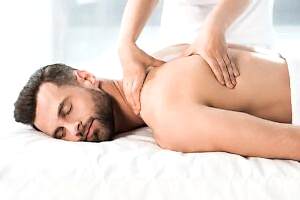 hombre recibiendo masaje relajante en estetica masculina madrid