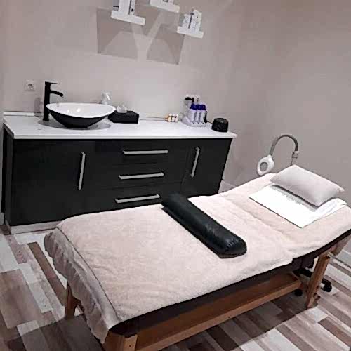 cama de estetica masculinaen cabina de his barberia madrid